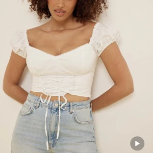 Vit topp - gullig topp från NA-KD. Aldrig använd och har lappen kvar. Strl 34. Köpt för 349 kr säljer för 150kr