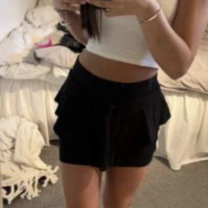 Kjol  - Säljer denna fina kjol. Då den inte passar längre. Använt fåtal gånger. 