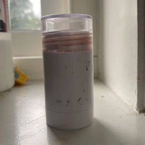 stor milk highlighter  - min jätte stora milk highlighter i färgen lit, jätte fin och lite andvänd men å den andra bilden är denna nerskruvad!, kom med ett rimligt pris och skriv för mera fråger