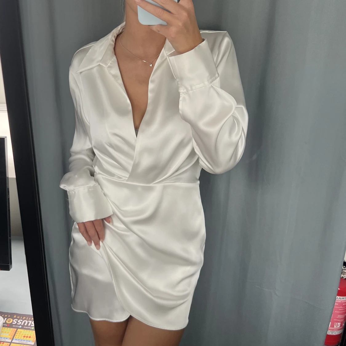 Vit satinklänning - 90