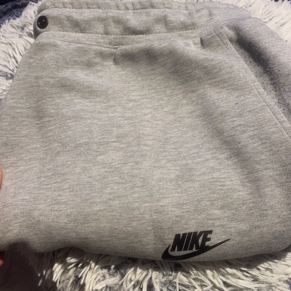 Säljer min Nike Tech Fleece byxor eftersom de inte passade mig så bra.          Storlek L men passar mer som S-M. Jeans & Byxor.