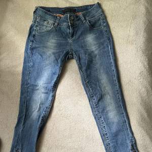 Ett par jättefina blåa low waist jeans från märket ”Kön & Mön”. Det står ingen storlek men skulle gissa på runt 34/36❤️❤️
