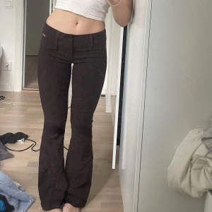 Lågmidjade byxor Urban outfitters  - Urban Outfitters lågmidjade kostymbyxor bruna. Använda 1 gång