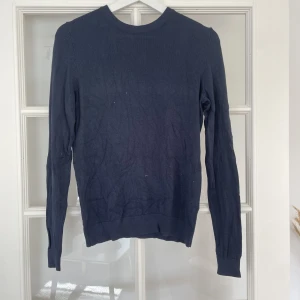 Stickad tröja - Jättefin tunn stickad tröja i en mörkare blå färg.