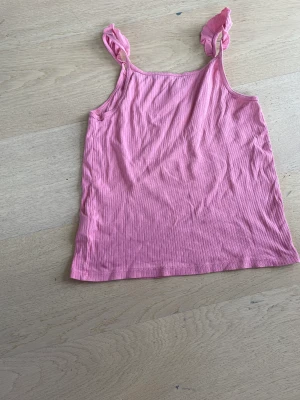 Ett linne som är rosa  - Ett linne som är rosa från Åhléns i storlek 134-140 använt några gånger den är i jättebra skick!