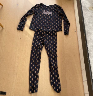 Gulligt sett med tights och tröja  - Tights och långärmad tröja med tryck med hundar från lager 157. Stl 160. Liten i storleken 