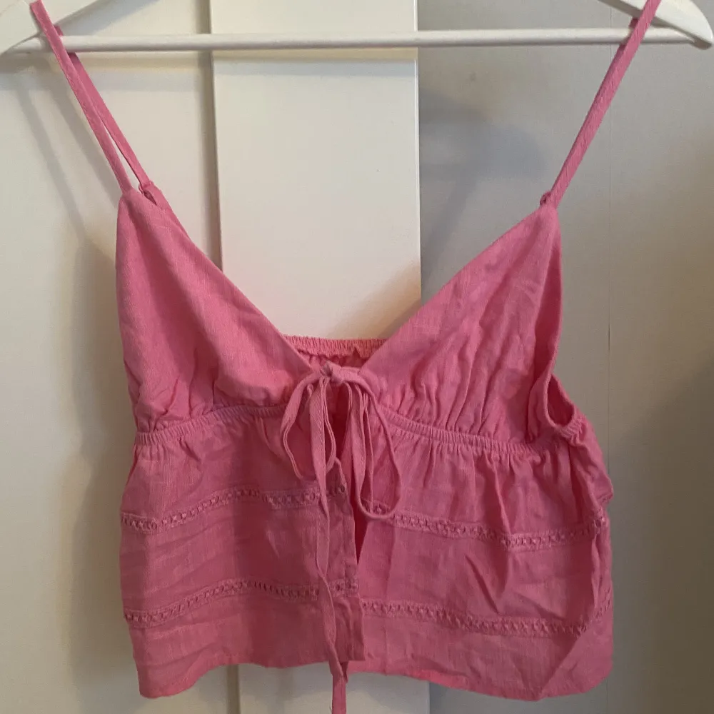Så gulligt rosa linne som man knyter ihop där fram. Från Shein och stl XS. Aldrig använt💕💕. T-shirts.