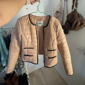 Jacka  - Vero moda jacka💗Storlke M men skulle verkligen säga att den är mer S/Xs beror på hur man vill att den ska sitta. 