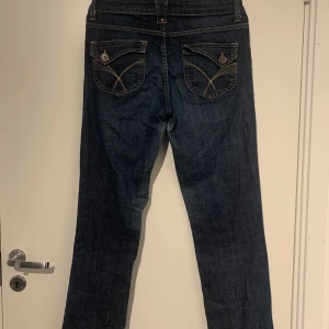 Jeans - Lite slitna Är typ som flare 
