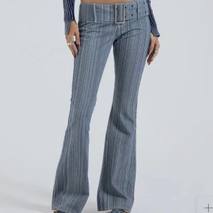 Low waist byxor - Säljer dessa ursnygga byxor från Jaded London som tyvärr inte passar mig o är oanvända.  Waist 30. Nypris är 1200 kr. 