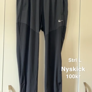 Byxor Nike - Helt nya överdragsbyxor från Nike, strl L.  Hämtas i Sölvesborg, kan skickas. Köpare står för frakten. 