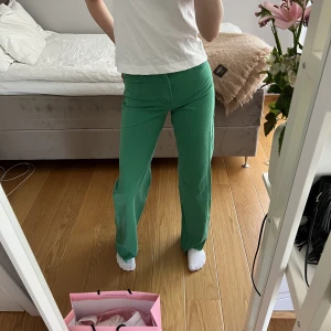 Gröna jeans - Supersnygga gröna högmidjade jeans från Zara! Väldigt bra skick har används endast ett få antal gånger 💚💚