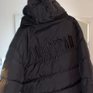Trapstar jacka  - Skön vinterjacka använd fåtal gånger den är som nyskick köpt från förra vinterdroppet och kommer ej släppas igen.
