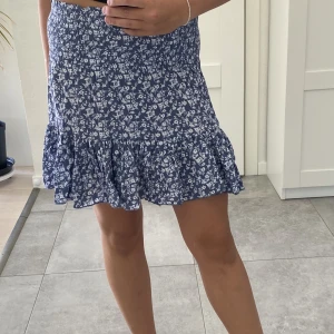 Kjol  - Säljer en kjol ifrån lager 157. Är i Ny skick då jag inte använt dem! Säljer pga inte använder. Köpte för 150 kr. Säljer för 100 kr. Kontakta mig om du undrar något!💕