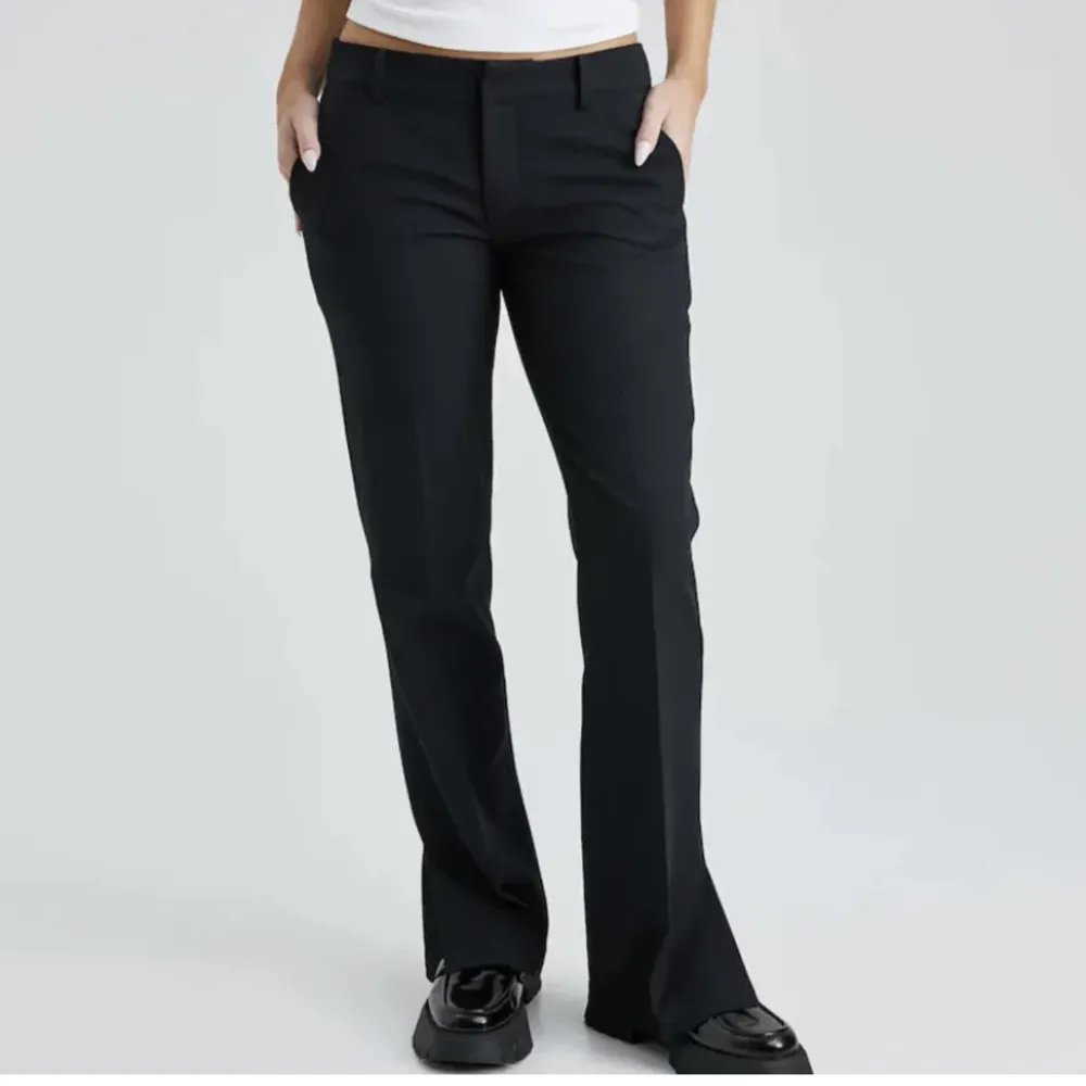 Svarta lågmidjade kostymbyxor från bikbok i modellen Vera. NYA MED PRISLAPP! Storlek 40 men de är små i storleken, skulle säga att de passar 36/38💕 Nypris är 499 kr. Använd gärna köp nu!. Jeans & Byxor.
