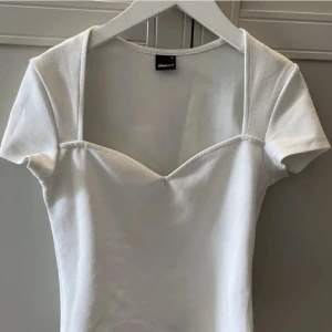 Vit topp  - Vit topp från Gina tricot, nästan aldrig använd