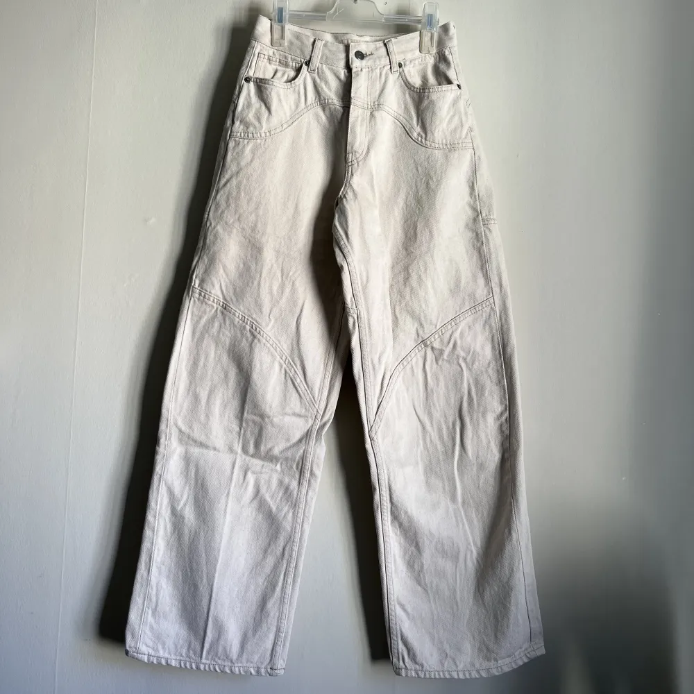Snygga vit/beiga jeans med sömmar runt benen. Säljer då dom tyvärr inte kommer till användning . Jeans & Byxor.