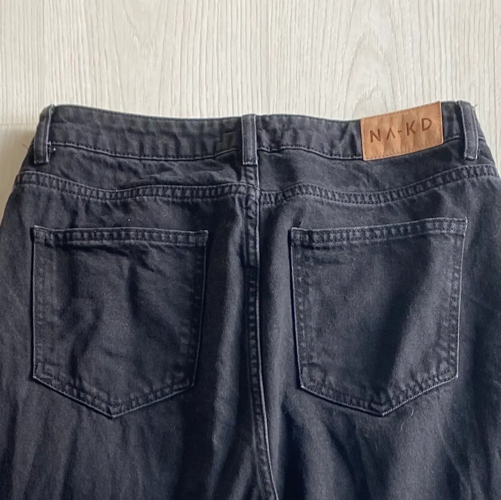 Säljer dessa sjukt snygga baggy jeansen i fin svart färg. Hör av er vid fler frågor🖤🩶! . Jeans & Byxor.