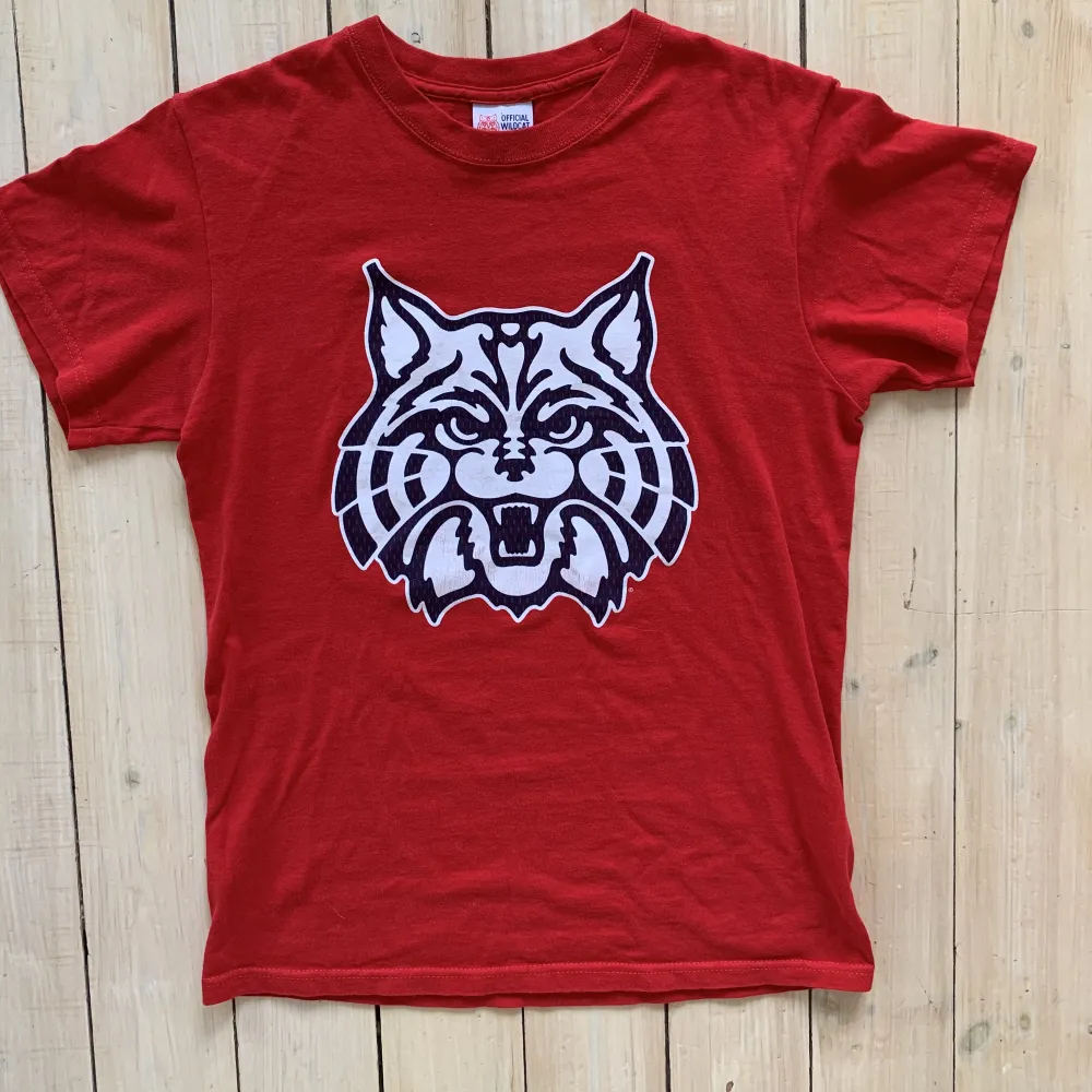 Röd Wildcat tshrit! Lite tjockare material i mycket fint skick! ❤️. T-shirts.
