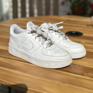 Nike Air Force 1 - Säljer mina as snygga Nike Air Force one skor! Använda men i bra skick utan slitningar💜💜💜