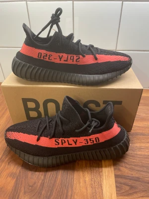 Yeezy 350 ”Core Red” - Yeezy 350 ”Core Red” Storlek 44 3500kr Kvitto finns.