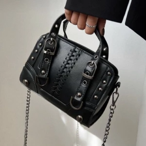 Svart zara väska - Så fin handväska ifrån zara, säljs ej längre. Den har en liten defekt inuti då en söm har gått upp men det är inget som syns från utsidan💓