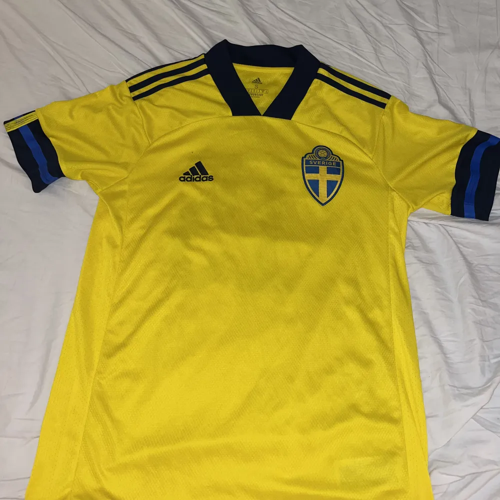 Säljer min Sverige tröja från 2019 (då Dejan Kulucevski gjorde sin landslagsdebut med sitt gamla nummer 15). Den är för liten för mig, skicket är bra men har en fläck vid adidas loggan . Hoodies.