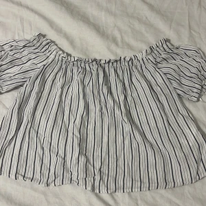 Randig topp🫶🏼 - En jätte gullig topp från bershka!💗den är i storlek m, men skulle även passa L då den är väldigt stretchig!💗😻