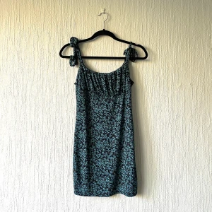 Blommig klänning - Miniklänning från missguided