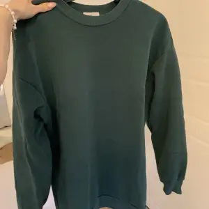 Mörkgrön Oversized sweatshirt från gina tricot😊(storlek xs men passar alla)