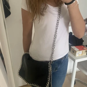 tiamo väska - säljer min tiamo väska som inte kommer till användning längre, har använt några gånger men inga större deffekter eller skador. frakt tillkommer!