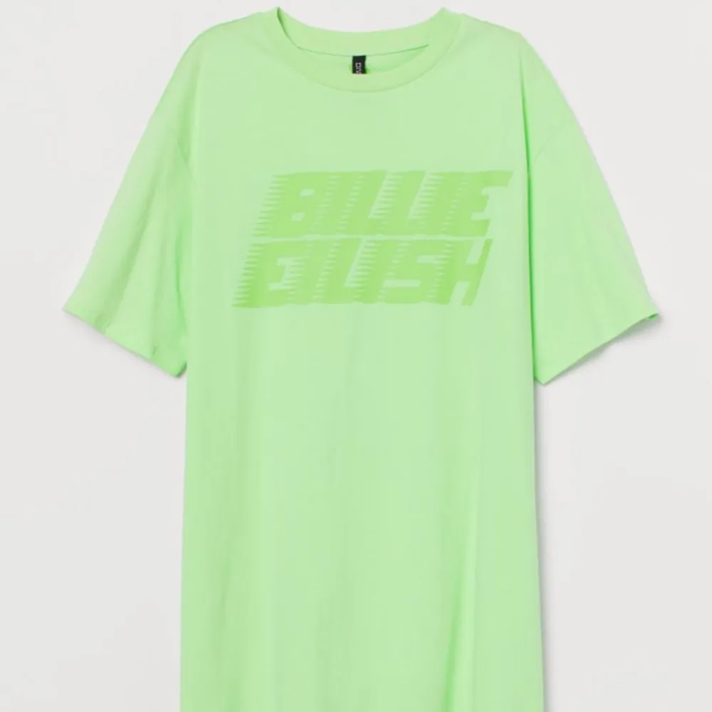 Billie Eilish t-shirt/t-shirtklänning från H&M. Säljer tröjan eftersom jag aldrig använder den. Tröjan är i nyskick och har inga fläckar eller hål eller andra defekter. Tröjan är i storlek S men är oversized så den passar alla som är XS-L.. T-shirts.