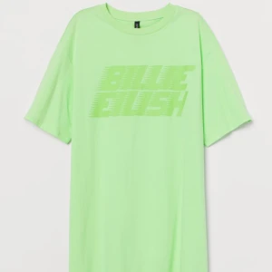 Billie Eilish T-shirt - Billie Eilish t-shirt/t-shirtklänning från H&M. Säljer tröjan eftersom jag aldrig använder den. Tröjan är i nyskick och har inga fläckar eller hål eller andra defekter. Tröjan är i storlek S men är oversized så den passar alla som är XS-L.