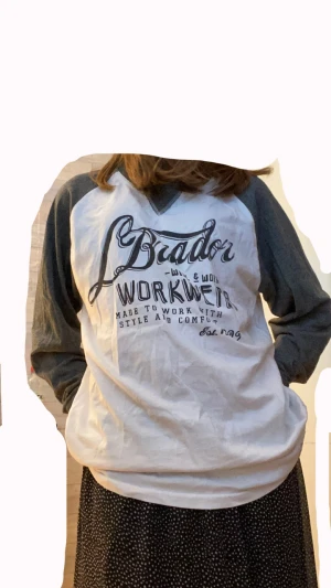 Tröja - En superfin och bekväm vit och grå tröja 💕Säljer för att den inte kommer till användning 💔 Den passar Xs,S och M! Skriv privat för mer bilder ❤️