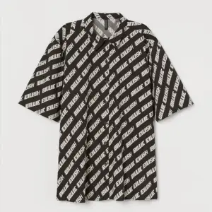 Väldigt snygg oversized skjorta från Billie Eilish x H&M kollektionen. Säljer då den inte är min stil. Har använt skjortan enbart en gång så skjortan är i nyskick. 