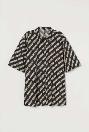 Billie Eilish oversized skjorta - Väldigt snygg oversized skjorta från Billie Eilish x H&M kollektionen. Säljer då den inte är min stil. Har använt skjortan enbart en gång så skjortan är i nyskick. 