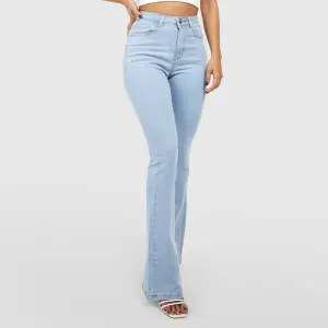 Utsvängda jeans som aldrig är använda då dom är för långa för mig. Jag är 160 lång. Skulle säga är man mellan 165-170 passar de. Jätte sköna annars. Stretchiga. 