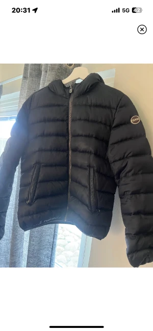 Colmar jacka - En snygg fin blå colmar jacka Passar bra till höst och vinter  Använd några gånger! Storlek 46 men passar en M som jag har