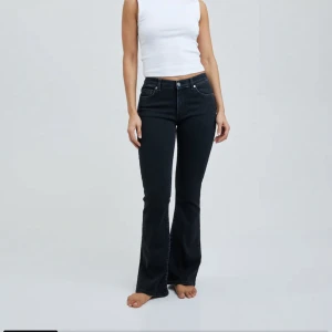 Lågmidjade jeans - Jättefina lågmidjade jeans som inte alls är utslitna, säljs då dem är lite för korta för mig. Är i storlek S/33.