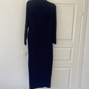 Klänning  - Jätte elegant klänning som passar till fest och allt annat