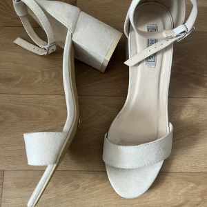 Klackskor  - Klackskor i strl 37 från Nelly. Dem är nude/beige i färgen och jättefina nu i sommar. Använd 1-2 gånger endast.