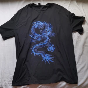 Dragon oversized t-shirt  - Skön och kall. Leverans är ej räknad med i priset. 