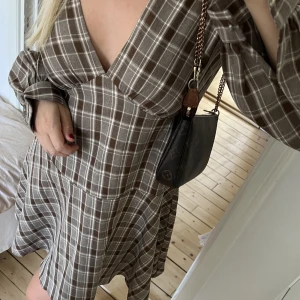 Klänning från NAKD - Säljer denna superfina klänning från NAKD i storlek s. Använd en gång!