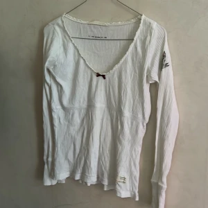 ODD MOLLY TOPP VIT - Super fin och söt Odd Molly långärmad topp men den är fortfarande sval och jätte skön på sommaren. Använd få gånger och i perfekt skick!