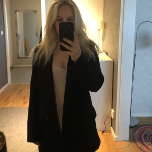 Svart kavaj/blazer - Supersnygg och bekväm kavaj/blazer från zara i färgen svart🖤 använd 1-2 gånger, väldigt bra skick! Ord pris 599kr