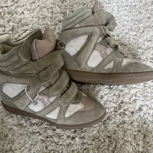 Isabel marant  - Helt nya Isabel marant skor som är helt oanvända, endast testade!! i färgen taupe i strl 42 men de är åt det mindre hållet i storleken så de kan även passa 41!! Så fina men säljer för att de inte har kommit till användning❤️ nypris 5900kr