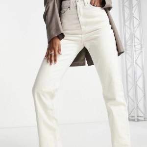 Säljer mina helt oanvända vita jeans från Weekday i modellen ”Rowe” på grund av att dem var för små för mig. Storlek W24 L32, säljer för 170kr+frakt 