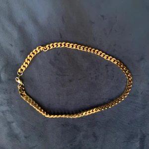 Guldfärgad kedja  - Vackert glänsande halskedja 