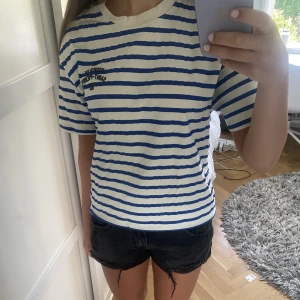 Randig t-shirt - Ascool randig t-shirt med text på ryggen. Den är i väldigt bra skick!💙💙