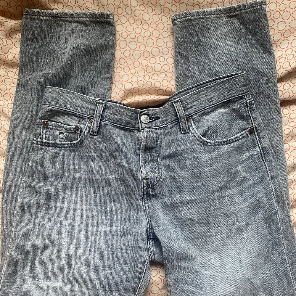Jag säljer nu mina favoritjeans! Ett par gråa vintage Levi’s jeans som verkligen är helt perfekta! De är köpta i Paris förra sommaren från en secondhand butik. De är använda men i väldigt fint skick! Skriv gärna privat för mer info/bilder!. Jeans & Byxor.